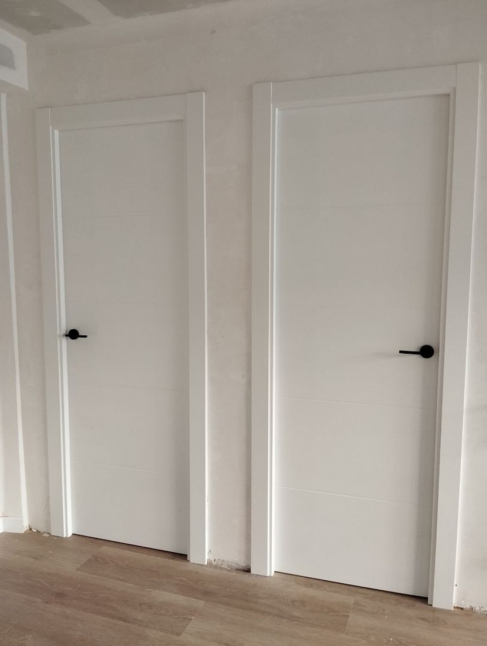 Puertas lacadas Ranurada con herrajes en Negro! 425€ unidad
